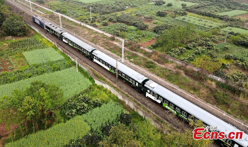 El "Tren Panda" circula a través de los campos, el 24 de marzo de 2021.