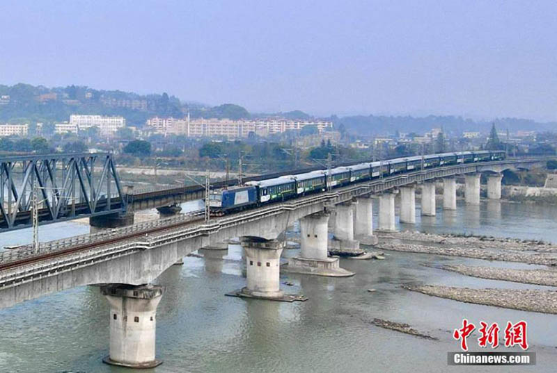 El "Tren Panda" circula a través de un puente, el 24 de marzo de 2021.