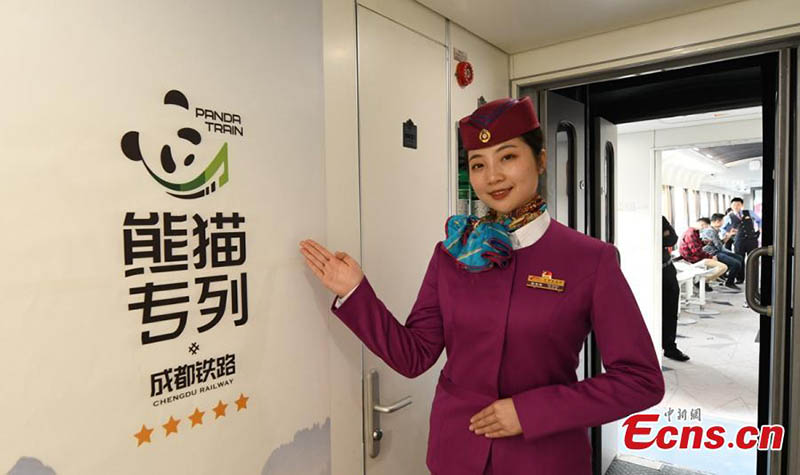 Una azafata de tren enseña el "Tren Panda", el 24 de marzo de 2021.
