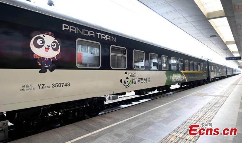 Un tren con temática de panda en el andén de la estación de Chengdu, provincia de Sichuan, el 24 de marzo de 2021. 