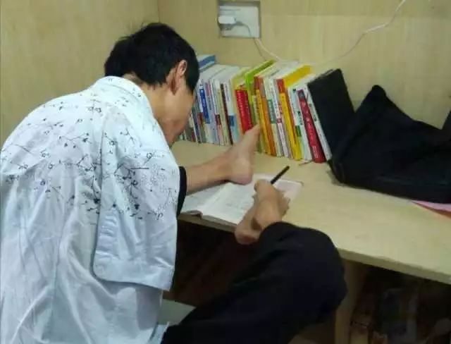 Peng Chao escribiendo con el pie. (Foto: China Youth Daily)