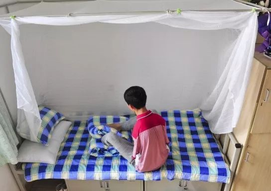 Peng Chao haciendo su cama. (Foto: China Youth Daily)