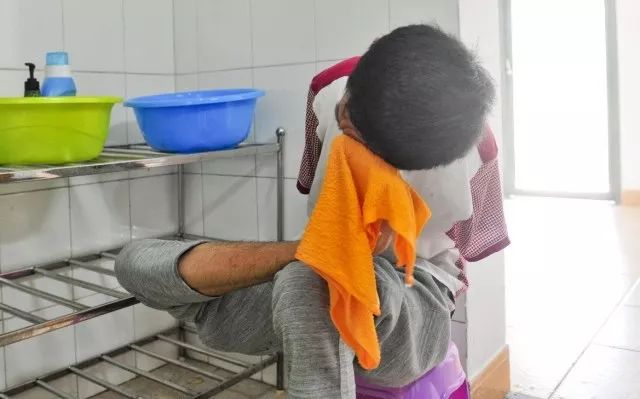 Peng Chao lavándose la cara con los pies. (Foto: China Youth Daily)