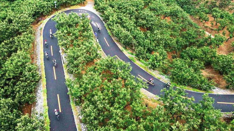 Celebración de una carrera de bicicletas en Zunhua, en la provincia de Hebei, norte de China, para promover estilos de vida con bajas emisiones de carbono, el 2 de julio de 2020 (Pueblo en Línea / Liu Mancang).