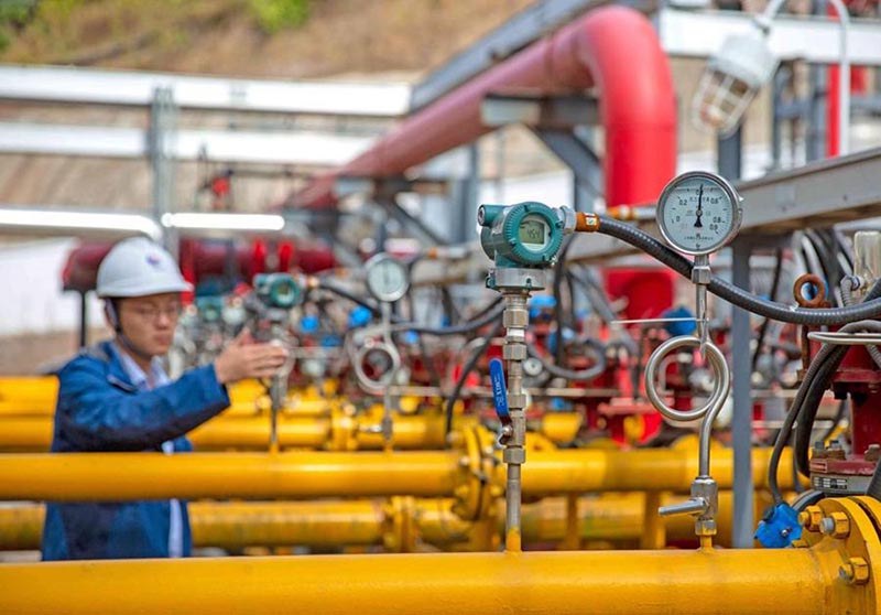 Un trabajador de una empresa en Ningbo, provincia de Zhejiang, en el este de China, inspeccionó los gasoductos de gas natural, 5 de noviembre de 2020. La empresa purifica el gas de las marismas generado por la basura de la cocina y lo convierte en gas natural después de la desulfuración y descarburación. (Pueblo en Línea / Zhang Yongtao)