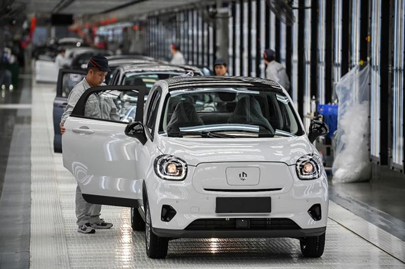 Los miembros del personal de Leap Motor, un fabricante de automóviles chino, verificaron la calidad de los vehículos de nueva energía que acababan de salir de la línea de producción en un taller en Jinhua, provincia de Zhejiang, en el este de China, el 24 de marzo de 2021 (Pueblo en Línea / Hu Xiaofei).
