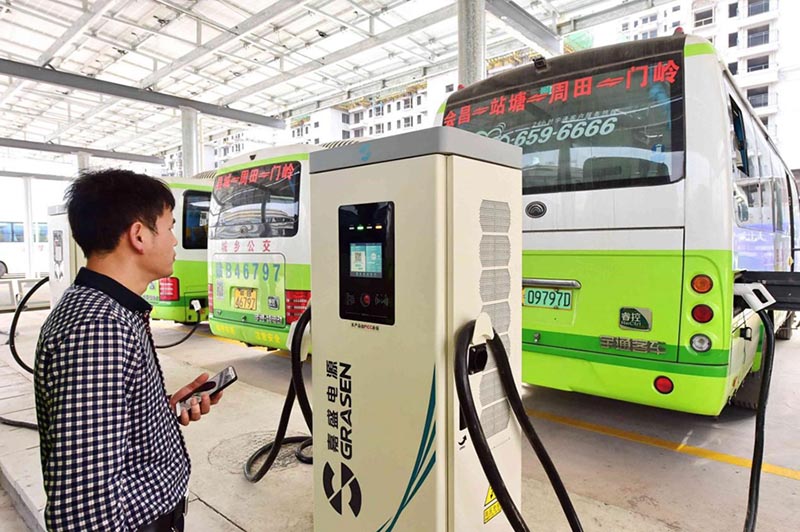 Un conductor de autobús escaneó el código QR para cargar el vehículo en un centro de transporte público en el condado Huichang de Ganzhou, provincia de Jiangxi, en el este de China, el 22 de febrero de 2021 (Diario del Pueblo / Zhu Haipeng).