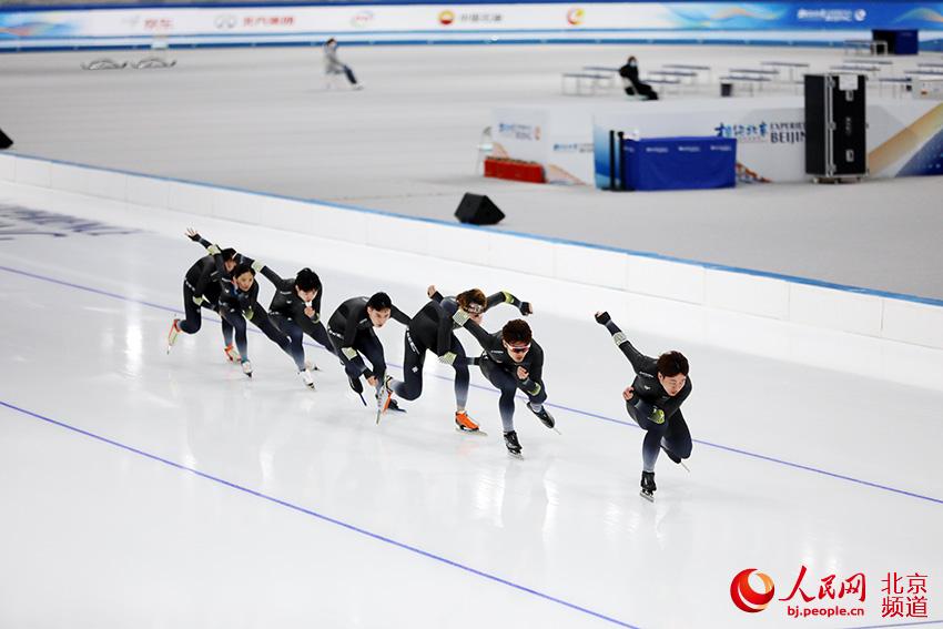 Patinadores compiten durante las pruebas de patinaje de velocidad celebrada en la "Cinta de Hielo", el Velódromo National de Patinaje sobre Hielo. (Foto: Yin Xingyun)