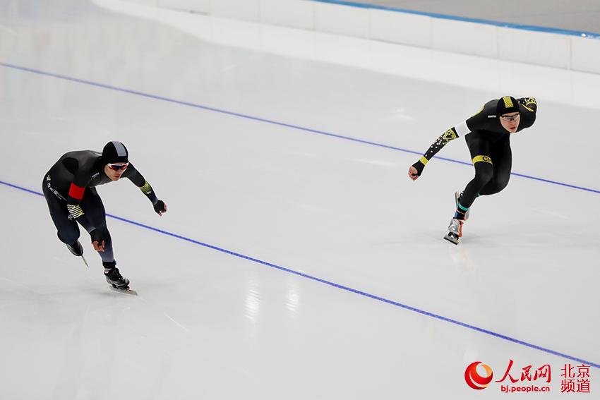 Patinadores compiten durante las pruebas de patinaje de velocidad celebrada en la "Cinta de Hielo", el Velódromo National de Patinaje sobre Hielo. (Foto: Yin Xingyun)