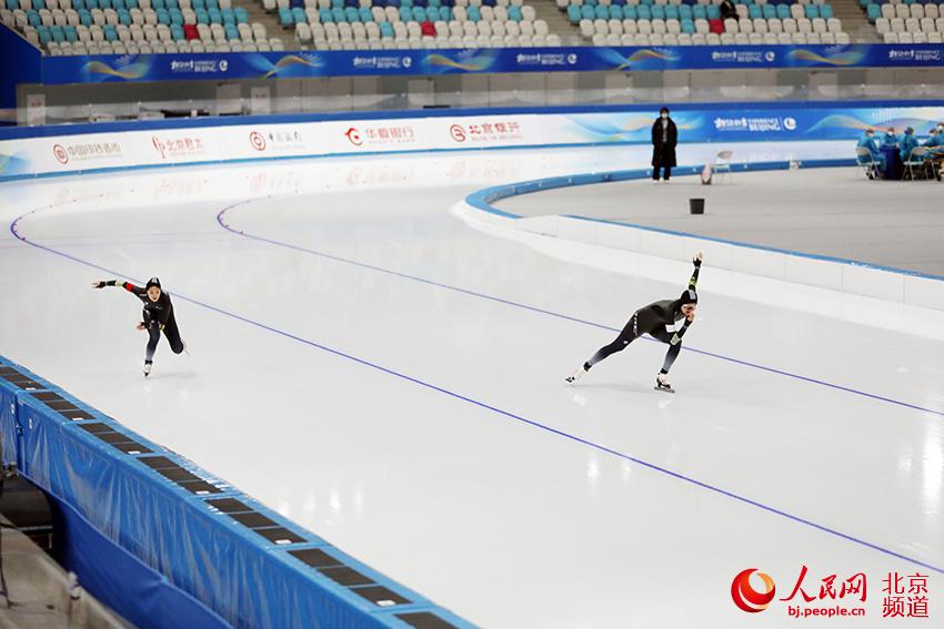 Patinadores compiten durante las pruebas de patinaje de velocidad celebrada en la "Cinta de Hielo", el Velódromo National de Patinaje sobre Hielo. (Foto: Yin Xingyun)