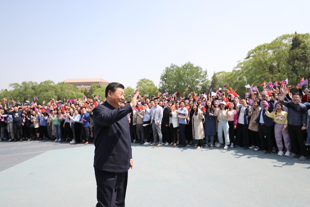 BEIJING, 19 abril, 2021 (Xinhua) -- El presidente chino, Xi Jinping, también secretario general del Comité Central del Partido Comunista de China y presidente de la Comisión Militar Central, saluda a representantes del profesorado y de los estudiantes previo a su partida de la Universidad de Tsinghua, en Beijing, capital de China, el 19 de abril de 2021. Xi Jinping visitó el lunes la Universidad de Tsinghua antes de su 110º aniversario. (Xinhua/Ju Peng)