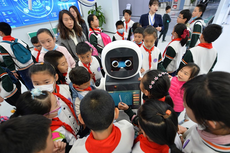 Estudiantes de una escuela primaria en Qingdao, provincia oriental china de Shandong, interactúan con un robot controlado por ondas cerebrales, 18 de abril del 2021. (Foto: Pueblo en Línea/ Wang Haibin)
