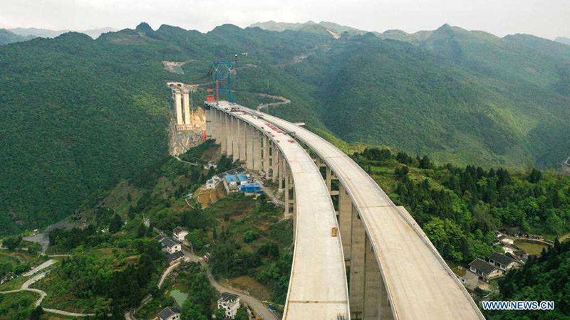 Obras del gran puente Dafaqu de la autopista Renhuai-Zunyi, en la provincia de Guizhou. 