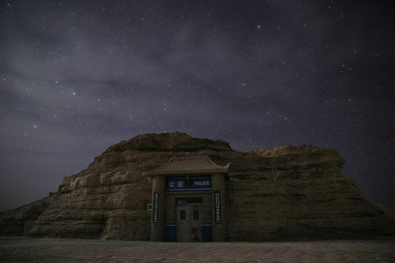 Caso excepcional: construyen estación de policía en forma de cueva en Dunhuang