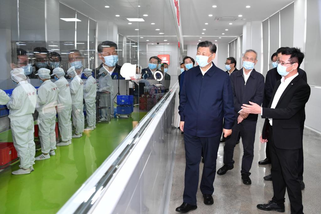 LIUZHOU, 26 abril, 2021 (Xinhua) -- El presidente chino, Xi Jinping, también secretario general del Comité Central del Partido Comunista de China y presidente de la Comisión Militar Central, visita una zona de procesamiento de alimentos de la especialidad local, los fideos de arroz Luosifen, en la ciudad de Liuzhou, en la región autónoma de la etnia zhuang de Guangxi, en el sur de China, el 26 de abril de 2021. Xi Jinping inspeccionó el lunes la ciudad de Liuzhou en la región autónoma de la etnia zhuang de Guangxi, en el sur de China. (Xinhua/Yin Bogu)