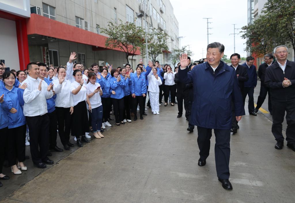 LIUZHOU, 26 abril, 2021 (Xinhua) -- El presidente chino, Xi Jinping, también secretario general del Comité Central del Partido Comunista de China y presidente de la Comisión Militar Central, visita una zona de procesamiento de alimentos de la especialidad local, los fideos de arroz Luosifen, en la ciudad de Liuzhou, en la región autónoma de la etnia zhuang de Guangxi, en el sur de China, el 26 de abril de 2021. Xi Jinping inspeccionó el lunes la ciudad de Liuzhou en la región autónoma de la etnia zhuang de Guangxi, en el sur de China. (Xinhua/Ju Peng)