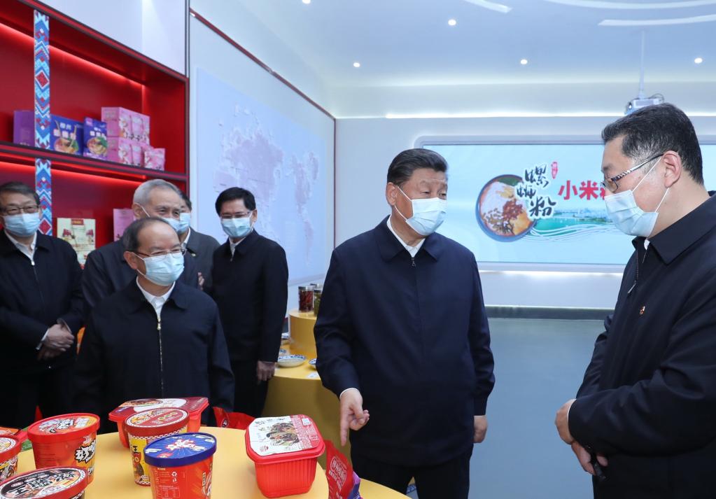 LIUZHOU, 26 abril, 2021 (Xinhua) -- El presidente chino, Xi Jinping, también secretario general del Comité Central del Partido Comunista de China y presidente de la Comisión Militar Central, visita una zona de procesamiento de alimentos de la especialidad local, los fideos de arroz Luosifen, en la ciudad de Liuzhou, en la región autónoma de la etnia zhuang de Guangxi, en el sur de China, el 26 de abril de 2021. Xi Jinping inspeccionó el lunes la ciudad de Liuzhou en la región autónoma de la etnia zhuang de Guangxi, en el sur de China. (Xinhua/Ju Peng)
