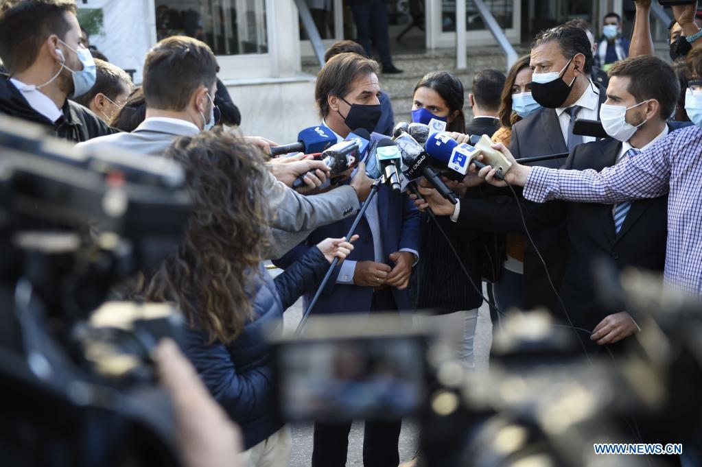 El presidente uruguayo, Luis Lacalle Pou (c), habla con representantes de los medios de comunicación después de recibir la segunda dosis de la vacuna CoronaVac desarrollada por la farmacéutica china Sinovac contra la enfermedad del nuevo coronavirus (COVID-19), en el hospital público Maciel, en Montevideo, capital de Uruguay, el 26 de abril de 2021. Lacalle Pou recibió el lunes la segunda dosis de la vacuna CoronaVac desarrollada por la farmacéutica china Sinovac contra la COVID-19. (Xinhua/Nicolás Celaya)