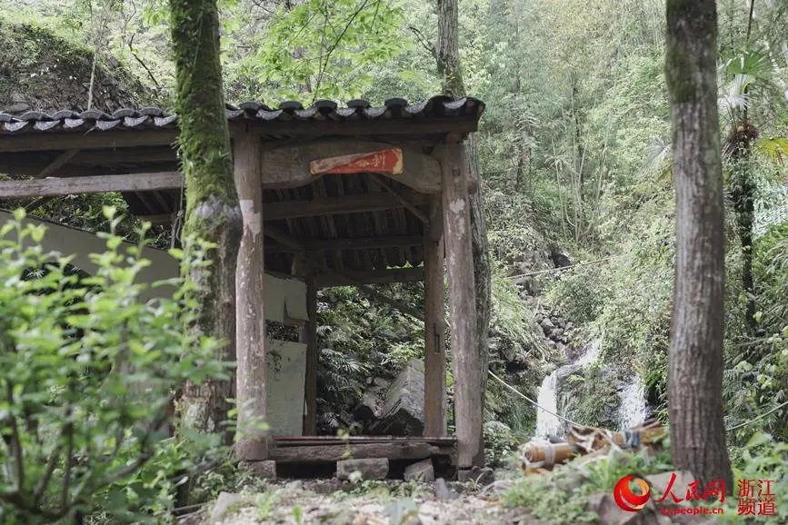 Una joven nacida en los años 90 construye un pabellón de la Ciudad Prohibida en su casa