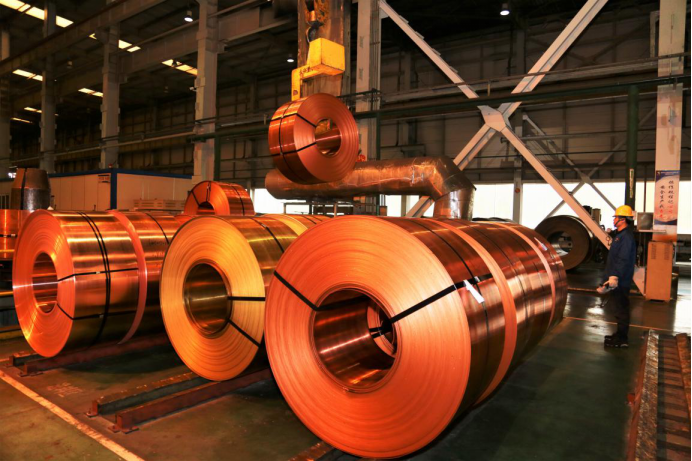 El 23 de febrero de 2021, los trabajadores hilaron los rollos de lámina de cobre en el taller de producción de la Compañía de Cobre Jinwei, una sucursal de Tongling Nonferrous Metals Group Holding Co., Ltd. en la provincia oriental china de Anhui. (Pan Wei / Pueblo en Línea)