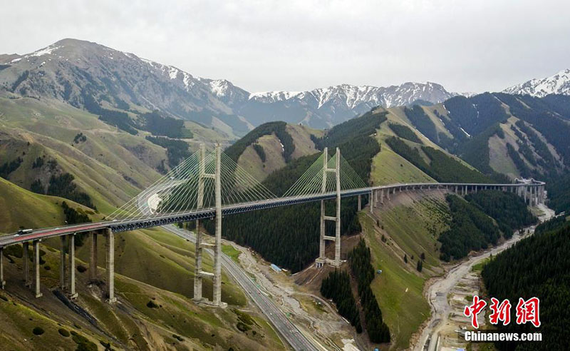 Fotografía aérea del puente Guozigou de la autopista Lianyungang-Khorgos en Xinjiang 