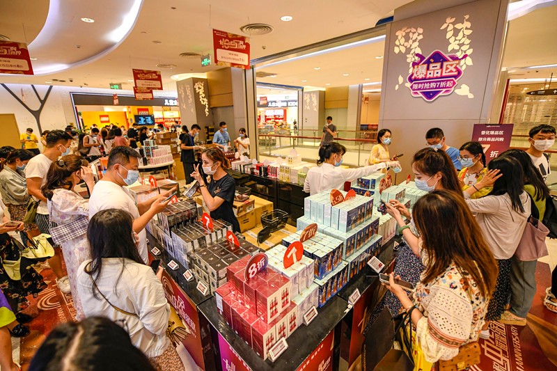 Muchos turistas compran productos libres de impuestos en una tienda libre de impuestos en la ciudad de Haikou el 2 de mayo de 2021. Foto: Wang Chenglong / Pueblo en Línea