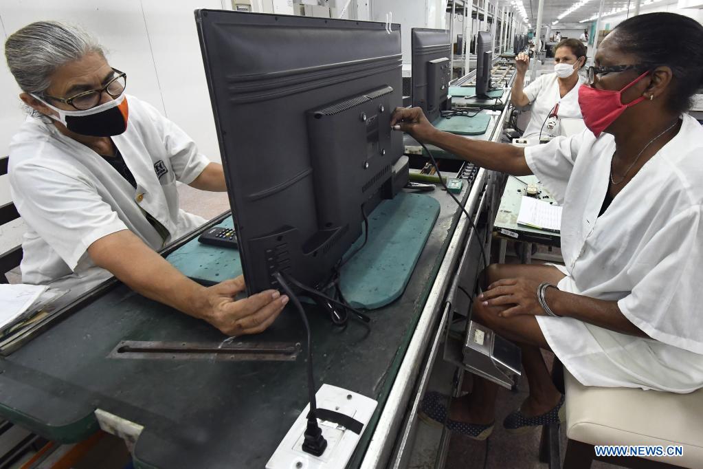 Imagen del 21 de mayo de 2021 de trabajadoras laborando en el ensamblaje de televisores en los talleres de la Empresa Industria Electrónica "Comandante Camilo Cienfuegos", en La Habana, capital de Cuba. Cuba espera dar un impulso a la expansión de la televisión digital con norma china mediante la producción este año de 318.000 cajas decodificadoras, en el contexto de la pandemia de la enfermedad del nuevo coronavirus (COVID-19) y los efectos de las sanciones económicas del bloqueo de Estados Unidos contra el país. (Xinhua/Joaquín Hernández)