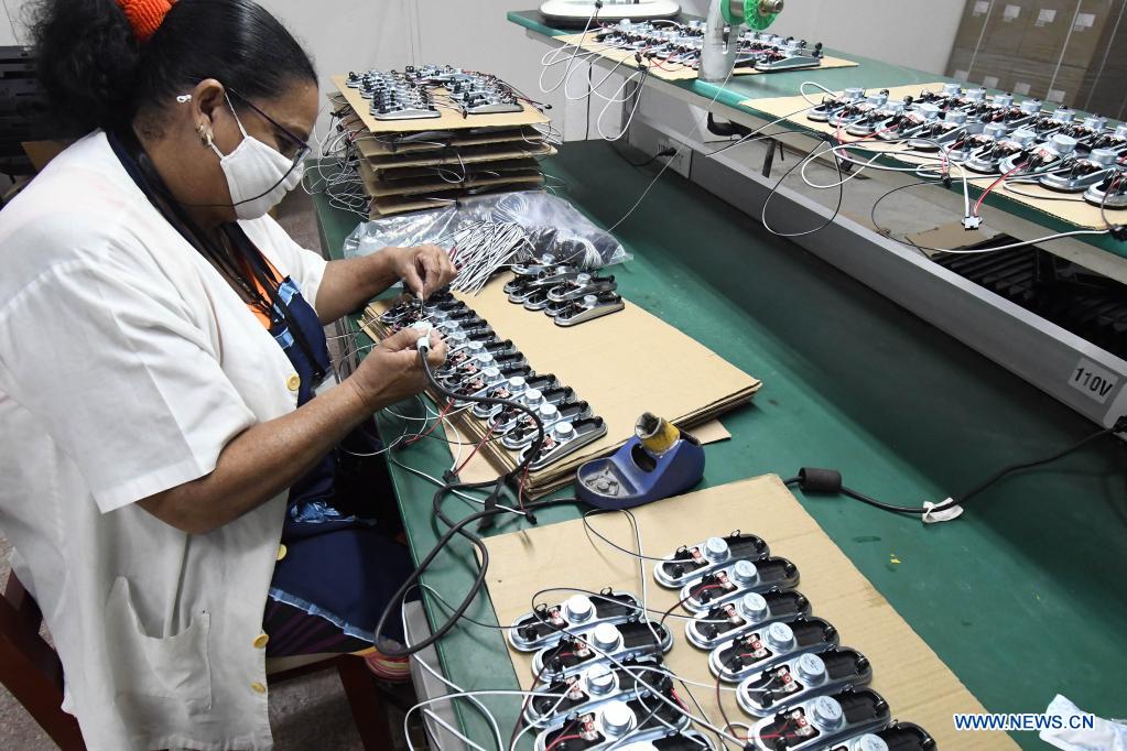 Imagen del 21 de mayo de 2021 de una trabajadora laborando en los componentes utilizados en el ensamblado de televisores en los talleres de la Empresa Industria Electrónica "Comandante Camilo Cienfuegos", en La Habana, capital de Cuba. Cuba espera dar un impulso a la expansión de la televisión digital con norma china mediante la producción este año de 318.000 cajas decodificadoras, en el contexto de la pandemia de la enfermedad del nuevo coronavirus (COVID-19) y los efectos de las sanciones económicas del bloqueo de Estados Unidos contra el país. (Xinhua/Joaquín Hernández)