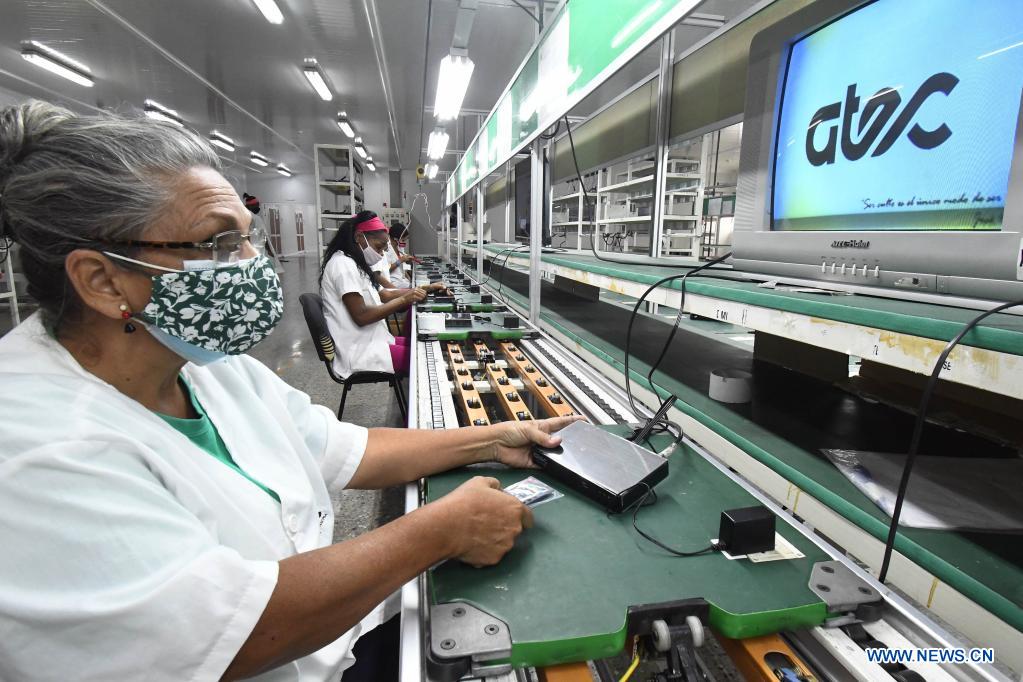 Imagen del 21 de mayo de 2021 de trabajadoras ensamblando cajas decodificadoras usadas para la televisión digital con norma china en los talleres de la Empresa Industria Electrónica "Comandante Camilo Cienfuegos", en La Habana, capital de Cuba. Cuba espera dar un impulso a la expansión de la televisión digital con norma china mediante la producción este año de 318.000 cajas decodificadoras, en el contexto de la pandemia de la enfermedad del nuevo coronavirus (COVID-19) y los efectos de las sanciones económicas del bloqueo de Estados Unidos contra el país. (Xinhua/Joaquín Hernández)