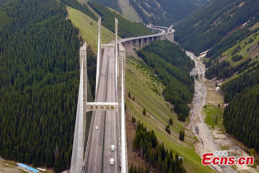 Magníficas vistas del puente Guozigou en Xinjiang