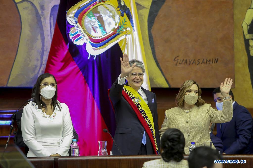  QUITO, 24 mayo, 2021 (Xinhua) -- Imagen cedida por la Asamblea Nacional de Ecuador del presidente ecuatoriano, Guillermo Lasso (c), reaccionado luego de tomar juramento a su cargo durante una ceremonia en la Asamblea Nacional de Ecuador, en Quito, capital de Ecuador, el 24 de mayo de 2021. El ex banquero Guillermo Lasso, de 65 años, juró el lunes el cargo como presidente de Ecuador para el periodo 2021-2025 en una ceremonia en la Asamblea Nacional ante la presencia de cientos de invitados especiales y mandatarios extranjeros. (Xinhua/Asamblea Nacional de Ecuador)