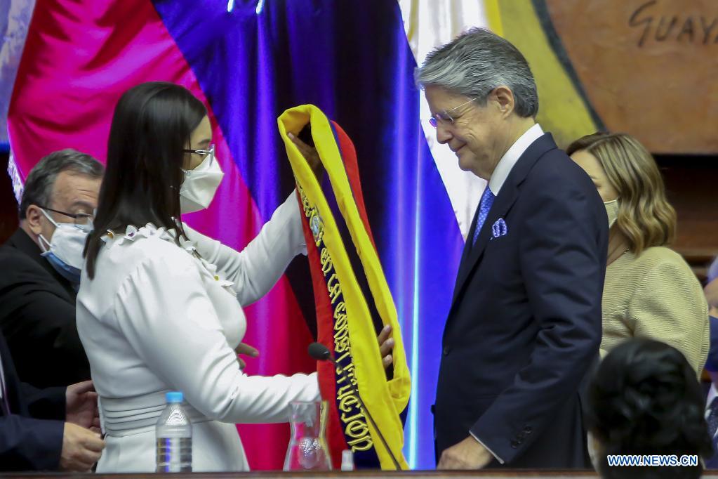  QUITO, 24 mayo, 2021 (Xinhua) -- Imagen cedida por la Asamblea Nacional de Ecuador de la presidenta de la Asamblea Nacional de Ecuador, Guadalupe Llori (i-frente), entregando la banda presidencial al presidente electo ecuatoriano, Guillermo Lasso (d-frente), durante una ceremonia en la Asamblea Nacional de Ecuador, en Quito, capital de Ecuador, el 24 de mayo de 2021. El ex banquero Guillermo Lasso, de 65 años, juró el lunes el cargo como presidente de Ecuador para el periodo 2021-2025 en una ceremonia en la Asamblea Nacional ante la presencia de cientos de invitados especiales y mandatarios extranjeros. (Xinhua/Asamblea Nacional de Ecuador)