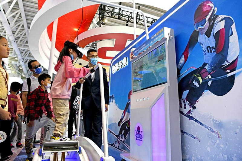 El 26 de abril de 2021, en la IV Cumbre de Construcción Digital de China, los estudiantes de la escuela primaria local experimentan el proyecto de esquí olímpico de invierno utilizando equipos de realidad virtual. Foto: Chen Bin / Pueblo en Línea