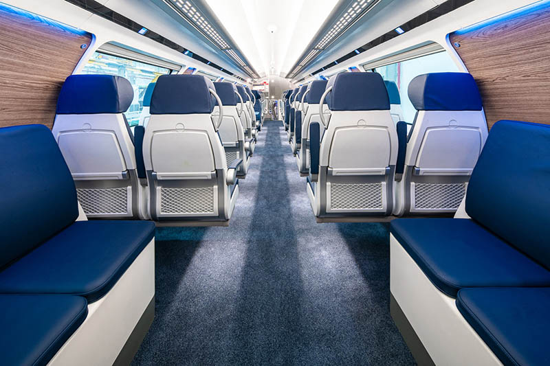 Interior del nuevo tren chino de dos niveles. [Foto: proporcionada a China Daily]