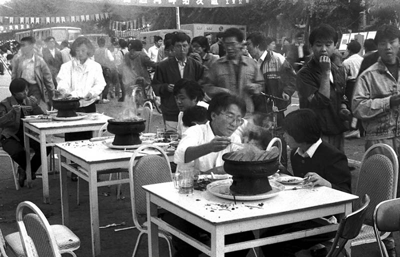 Xinhua West Street, calle de aperitivos en el distrito de Tongzhou, Beijing, 29 de septiembre del 1989. (Foto: Ji Maozhong)