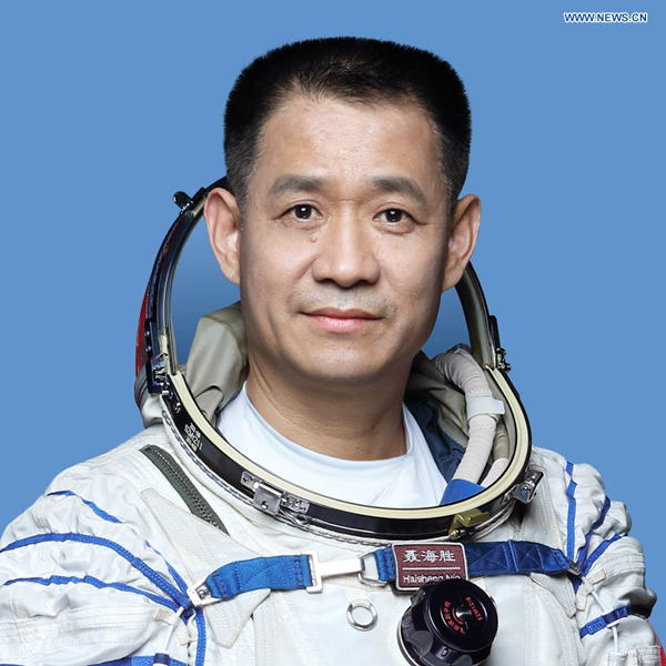 China presenta a astronautas de Shenzhou-12 para construcción de estación espacial