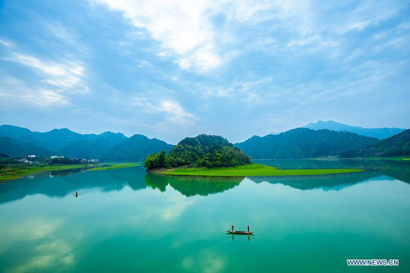 Foto aérea tomada el 7 de abril de 2021 muestra a voluntarios patrullando el lago para mantener el agua limpia en la aldea Wuzhuang del condado Chun'an, provincia de Zhejiang, en el este de China. [Foto / Xinhua]