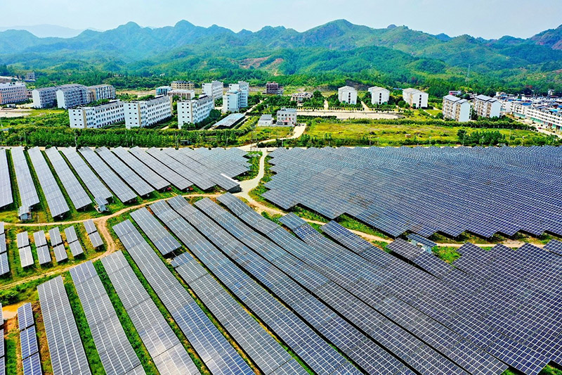 Los paneles fotovoltaicos están instalados en las colinas, los techos de los edificios escolares y las casas de los residentes locales en el distrito Ziyun del municipio de Zhoutian, en el condado Huichang, provincia de Jiangxi del este de China. Allí se construyó una planta de energía fotovoltaica de 20 megavatios para luchar con la pobreza. (Zhu Haipeng / Pueblo en Línea)  