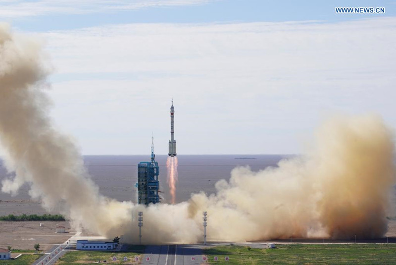 China lanza primera misión tripulada para construcción de estación espacial