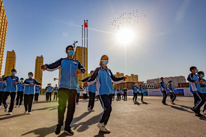 El 20 de octubre de 2020, los estudiantes participaron en una clase de educación física en el estadio de atletismo en la ciudad de Turpan en Xinjiang, construido con la ayuda de la provincia de Hunan. Cai Zengle / Pueblo en Línea