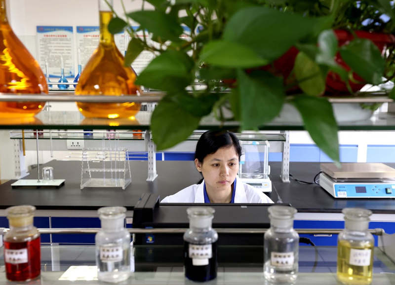 Un laboratorista realiza un análisis de componentes en un instituto de investigación de fibras en la ciudad de Tongxiang, provincia de Zhejiang, 26 de mayo del 2021. [Foto: Xinhua]