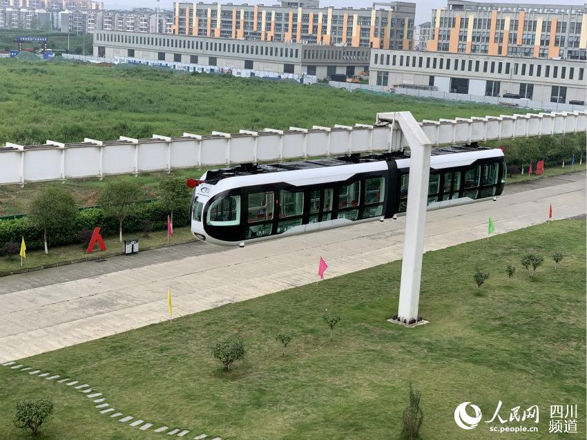 Fabrican en Chengdu un vistoso "tren del cielo" estilo panda y primero de su tipo en el mundo
