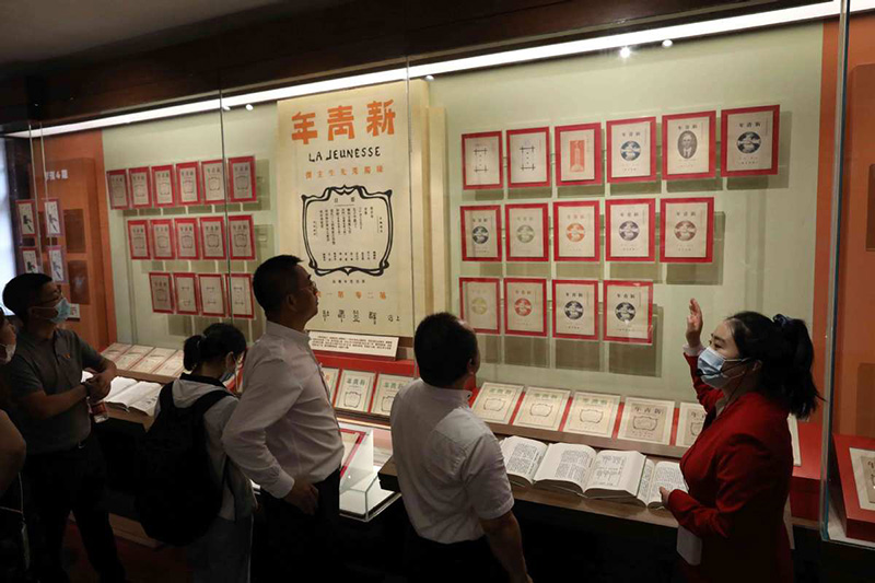 Visitantes recorren la exposición sobre el PCCh que acoge el legendario "Edificio Rojo", Beijing, 29 de junio del 2021. [Foto: Zhu Xingxin/chinadaily.com.cn]