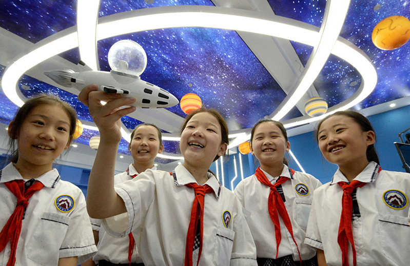 El 18 de junio de 2021, los estudiantes de la escuela primaria experimental del distrito Hanshan, en la ciudad de Handan, provincia de Hebei, aprendieron sobre el conocimiento aeroespacial a través de modelos. Por Hao Qunying / Pueblo en Línea