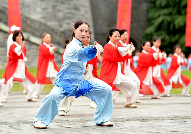 Los ciudadanos realizan qigong, una práctica de mente, cuerpo y espíritu que mejora la salud mental y física de las personas, en la ceremonia de apertura del XIX Festival Nacional de Fitness y Deportes en la ciudad de Yangzhou, provincia de Jiangsu, en el este de China, el 23 de mayo de 2021. (Foto de Zhuang Wenbin / Pueblo en Línea)