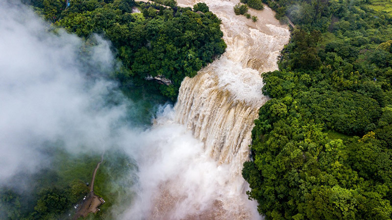 La cascada Huangguoshu ha entrado en su temporada de alto caudal debido a las fuertes lluvias. [Foto de Chen Xi / proporcionada a chinadaily.com.cn]