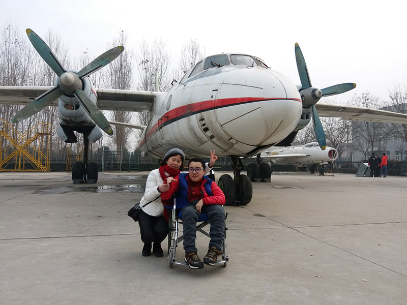 Deng Xiansong nació en el distrito Yuzhong de Chongqing en 2002. A los tres años, le diagnosticaron ELA, un trastorno neurodegenerativo incurable y poco común que a menudo se conoce como enfermedad de Lou Gehrig. [Foto proporcionada a chinadaily.com.cn]