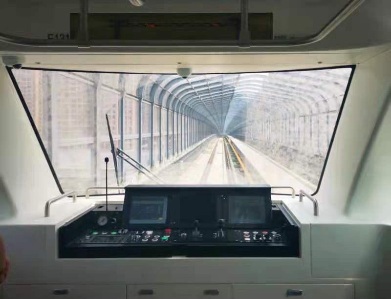 Debido al cambio en la cabina de conducción, los pasajeros podrán apreciar el avance del tren dentro del túnel. [Foto: proporcionada a China Daily]