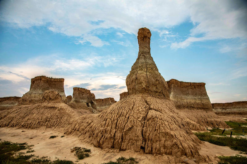 En Duzhuang, una ciudad a unos 35 kilómetros del centro de Datong, provincia de Shanxi, un bosque de pilares de tierra proporciona un paisaje único para los curiosos turistas, 21 de julio del 2021. [Foto: Zhao Jun/ China Daily]