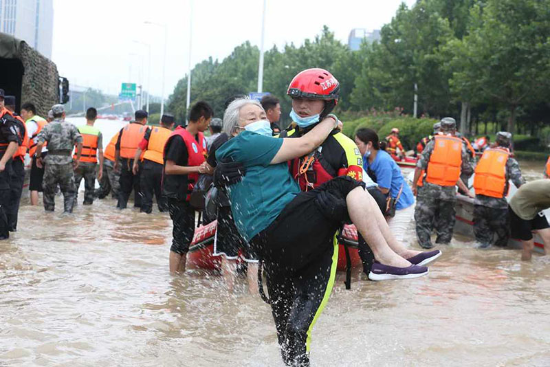 Los equipos de rescate trasladan a pacientes varados en el Hospital Cardiovascular Central de China de Fuwai en Zhengzhou, capital de la provincia central china de Henan, el 22 de julio de 2021. [Foto de Wu Xiaohui / chinadaily.com.cn]